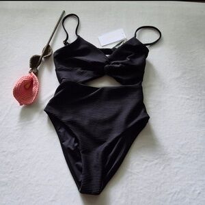 L*Space Kyslee One Piece Classic Swimsuit Color Black size S.